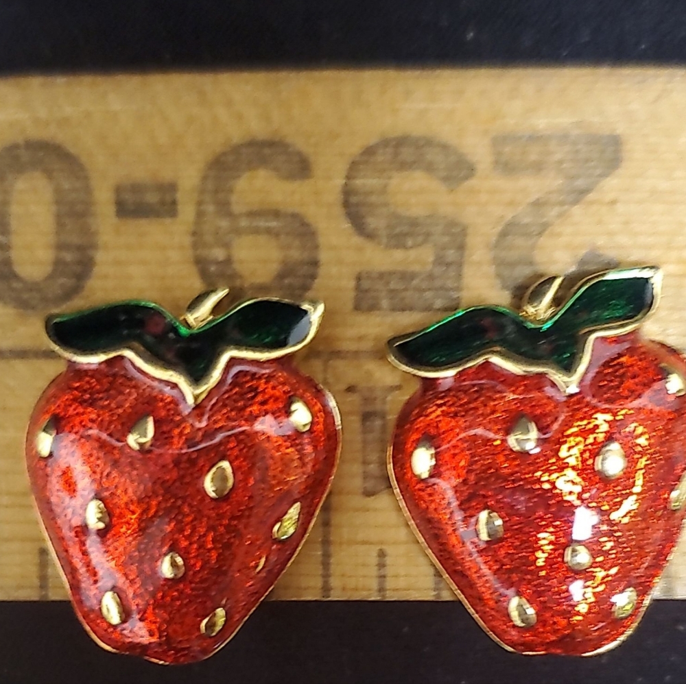Unbranded vintage small gold tone clip on earrings